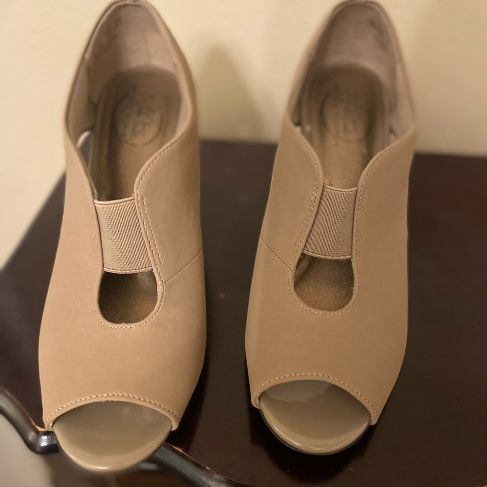 Elegant Tan Peep-Toe Women's Shoes